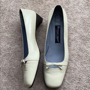 Etienne Aigner women’s cream shoes size 10